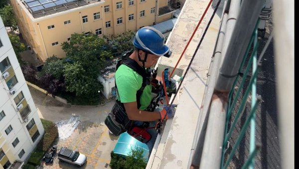 慧眼智行 三工视频&#32;·&#32;新360行之高空亮化工作者｜用双手点亮城市的“蜘蛛人”